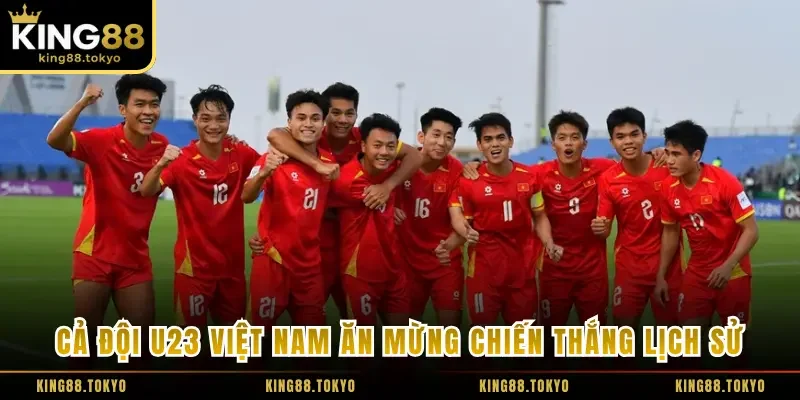Cả đội U23 Việt Nam ăn mừng chiến thắng lịch sử